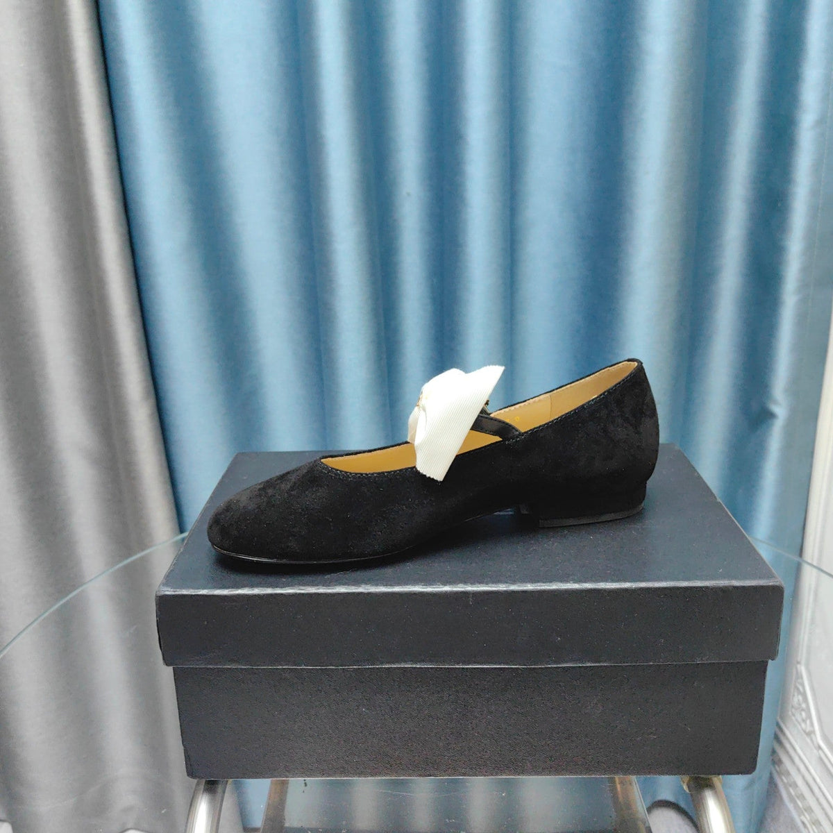 MARY JANE SHOES BLACK SUEDE WITH WHITE BOW