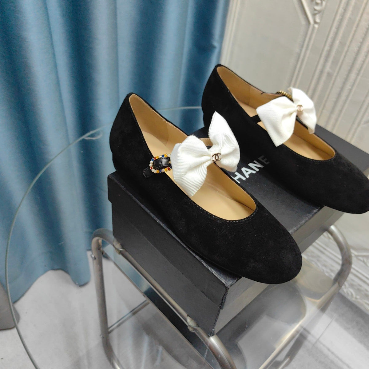MARY JANE SHOES BLACK SUEDE WITH WHITE BOW