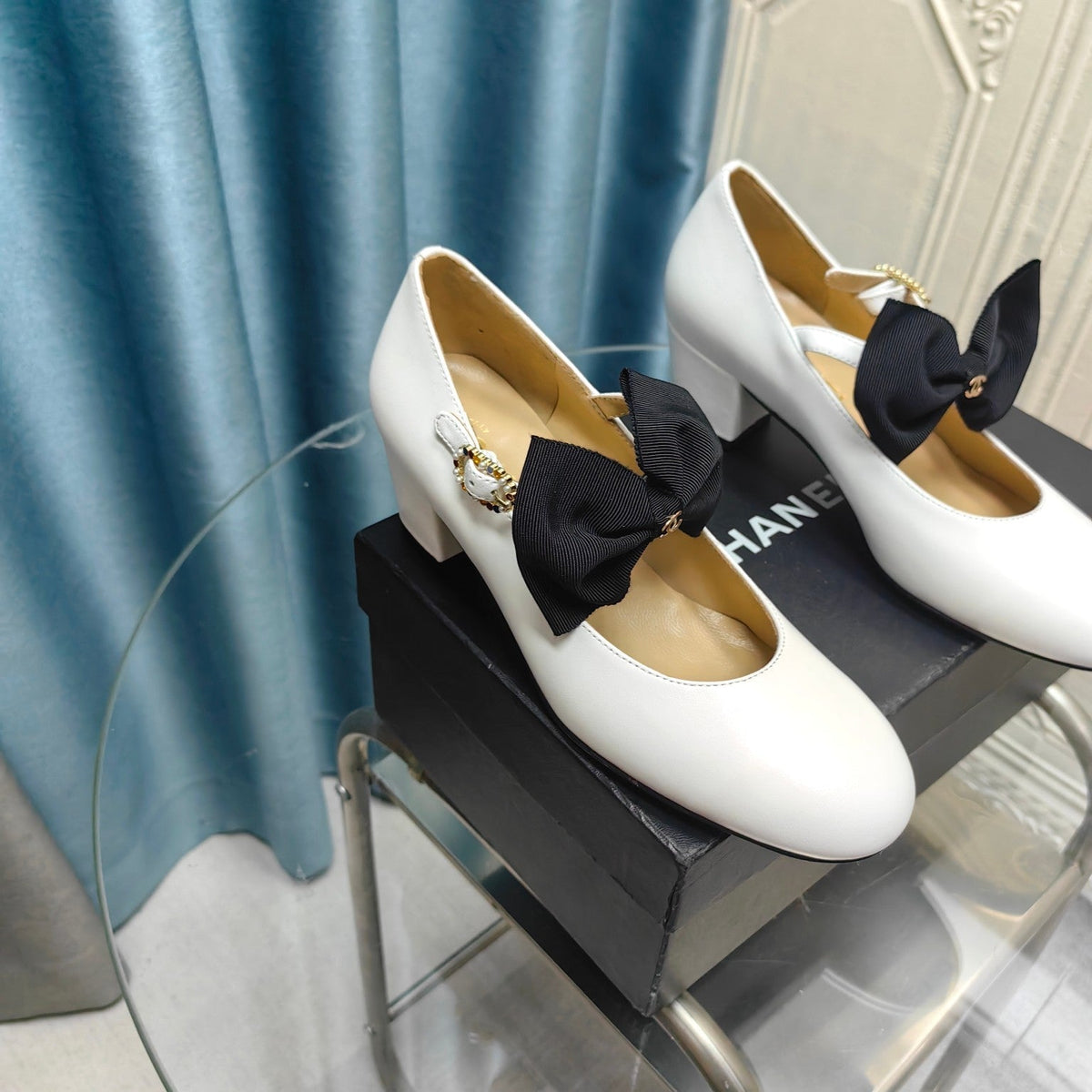 HIGH MARY JANE SHOES WHITE SHEEPSKIN WITH BLACK BOW
