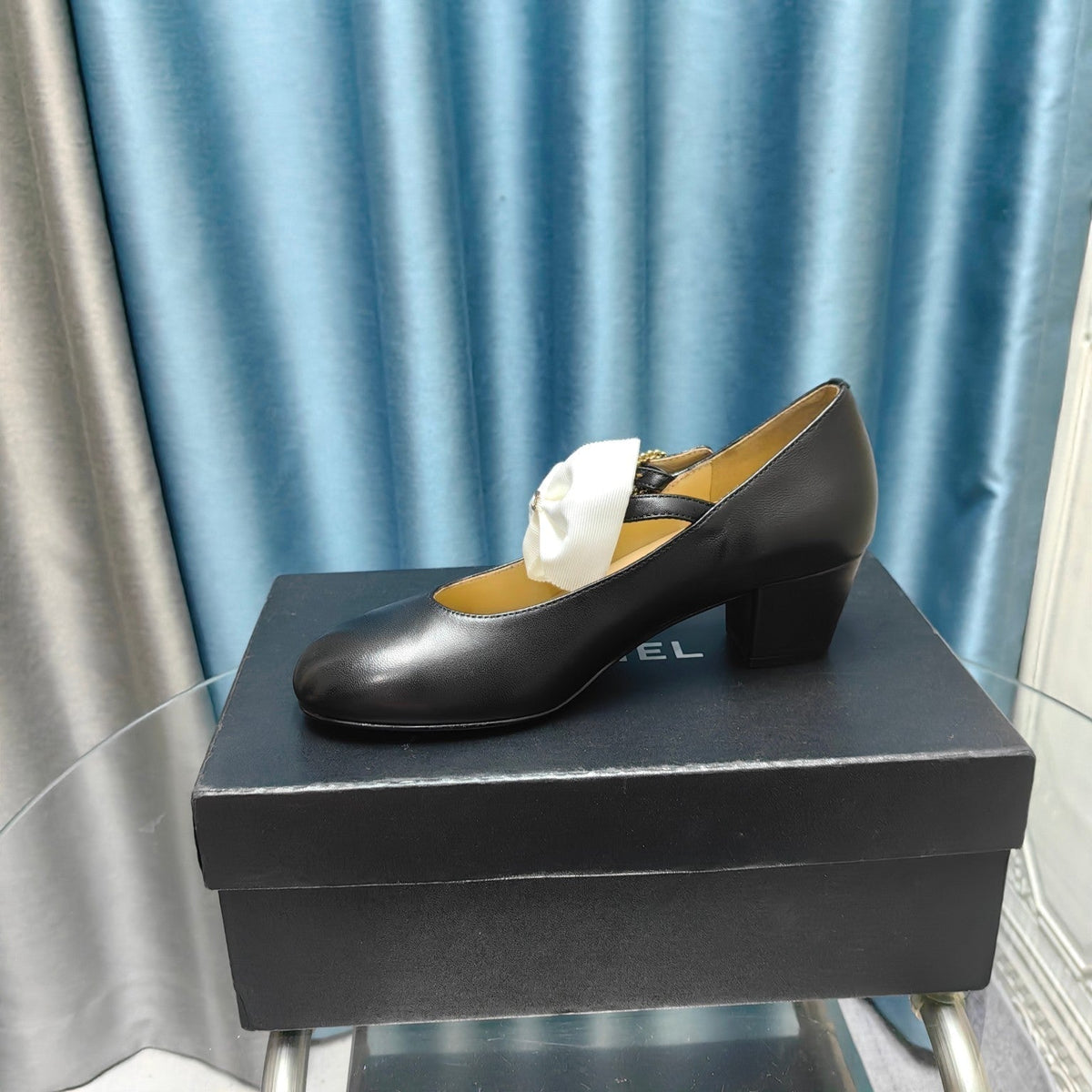 HIGH MARY JANE SHOES BLACK SHEEPSKIN WITH WHITE BOW