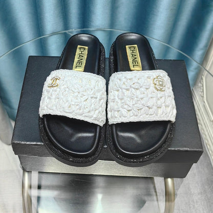 KNIT SLIPPERS IN LIGHT PINK WOVEN SATIN AND BLACK SHEEPSKIN