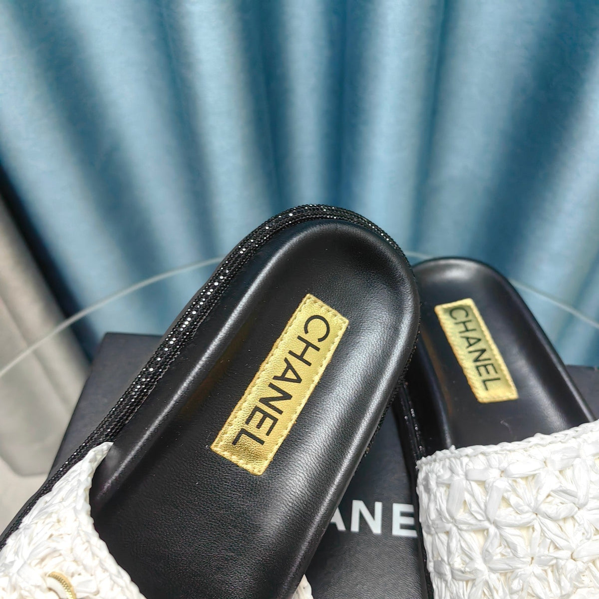 KNIT SLIPPERS IN LIGHT PINK WOVEN SATIN AND BLACK SHEEPSKIN
