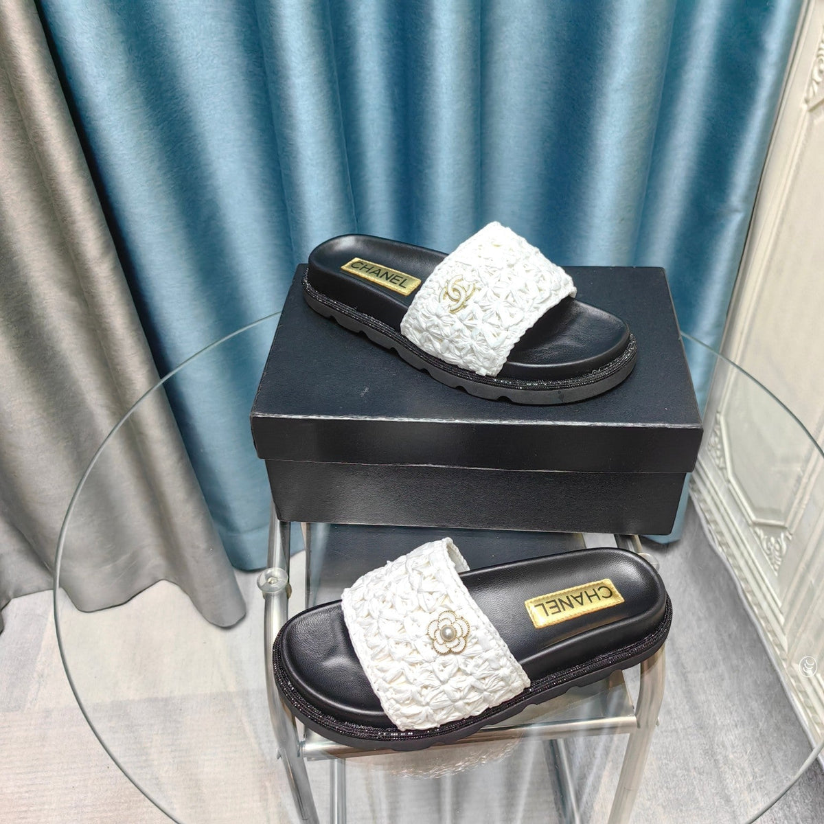 KNIT SLIPPERS IN LIGHT PINK WOVEN SATIN AND BLACK SHEEPSKIN