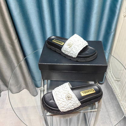 KNIT SLIPPERS IN LIGHT PINK WOVEN SATIN AND BLACK SHEEPSKIN