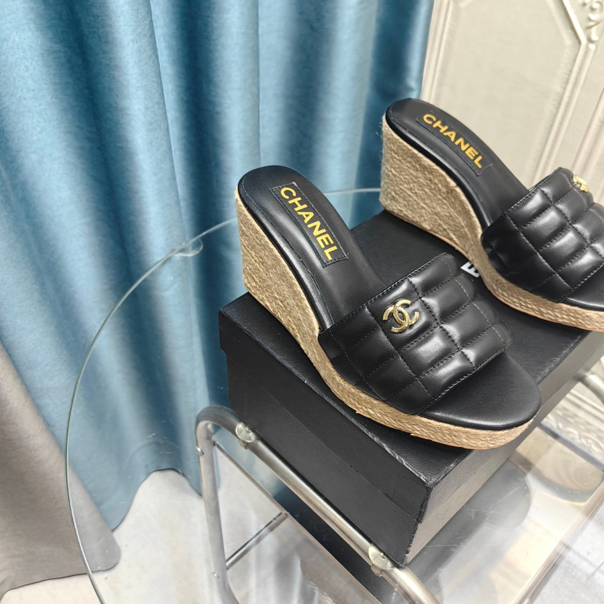 WEDGE BLACK SHEEPSKIN