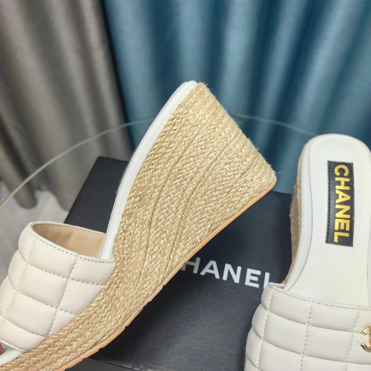 WEDGE WHITE SHEEPSKIN