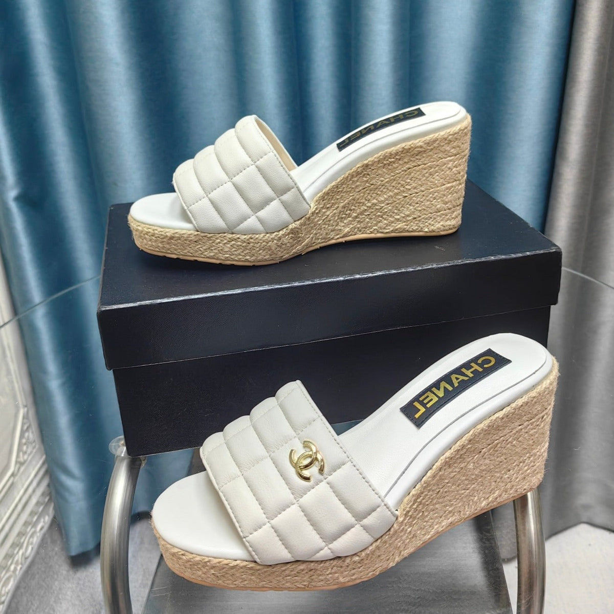 WEDGE WHITE SHEEPSKIN