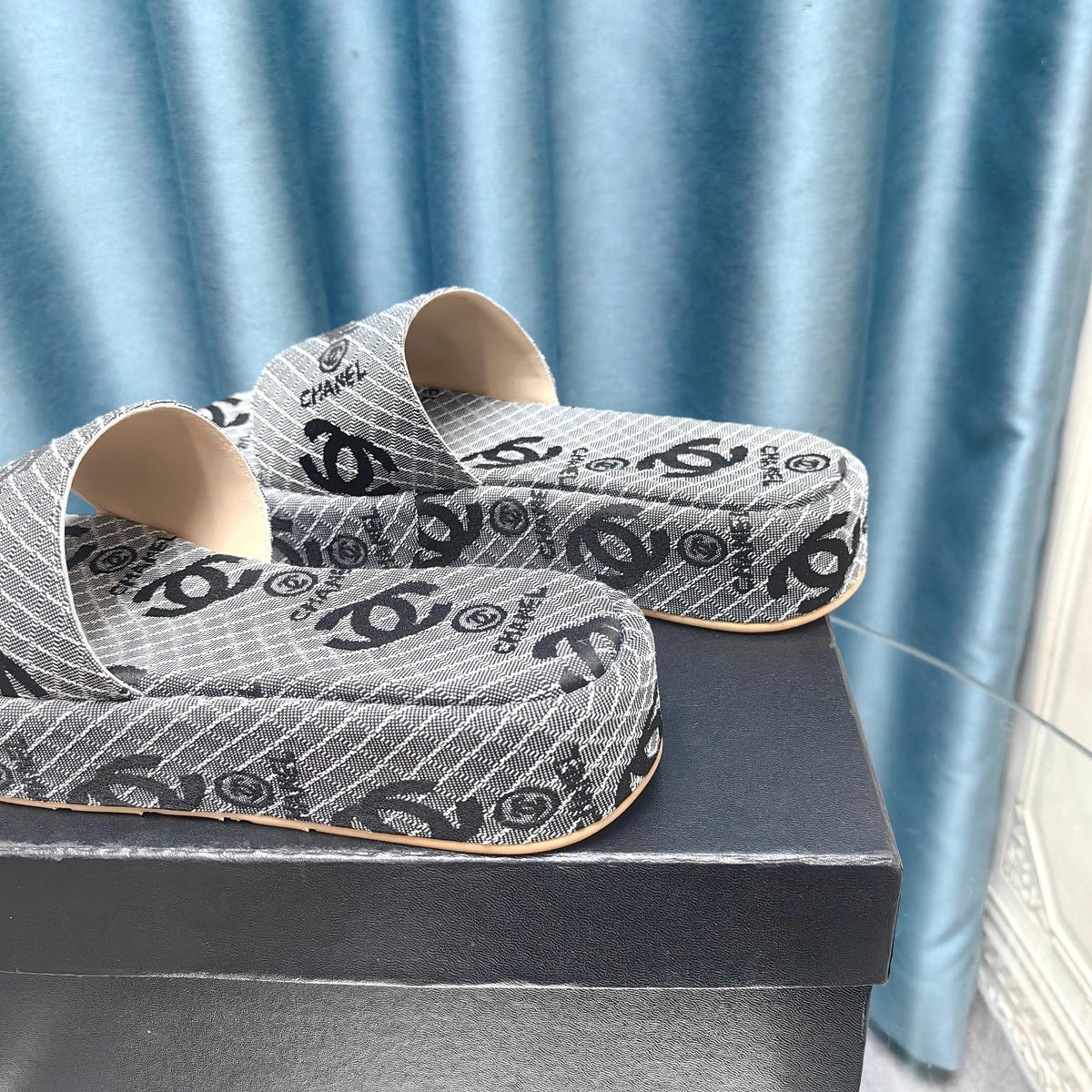 THICK-SOLE SLIPPERS GREY SATIN