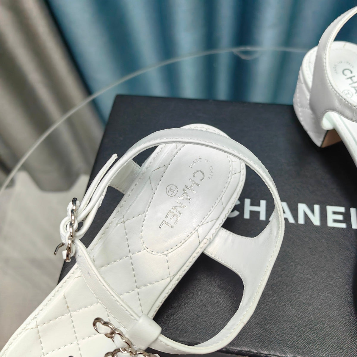 CLASSIC THONG SANDALS WHITE LAMBSKIN WITH PEARL BUCKLE