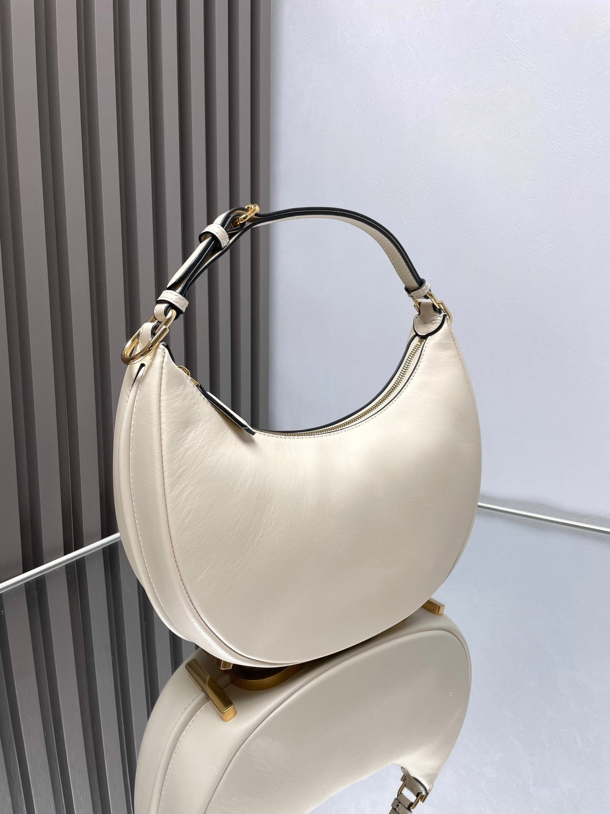 FENDIGRAPHY MEDIUM 29 IN WHITE SMOOTH LAMBSKIN GOLD HARDWARE