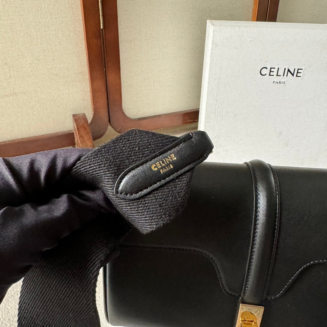FLAP SHOULDER BAG 23 IN BLACK LAMBSKIN GOLD HARDWARE
