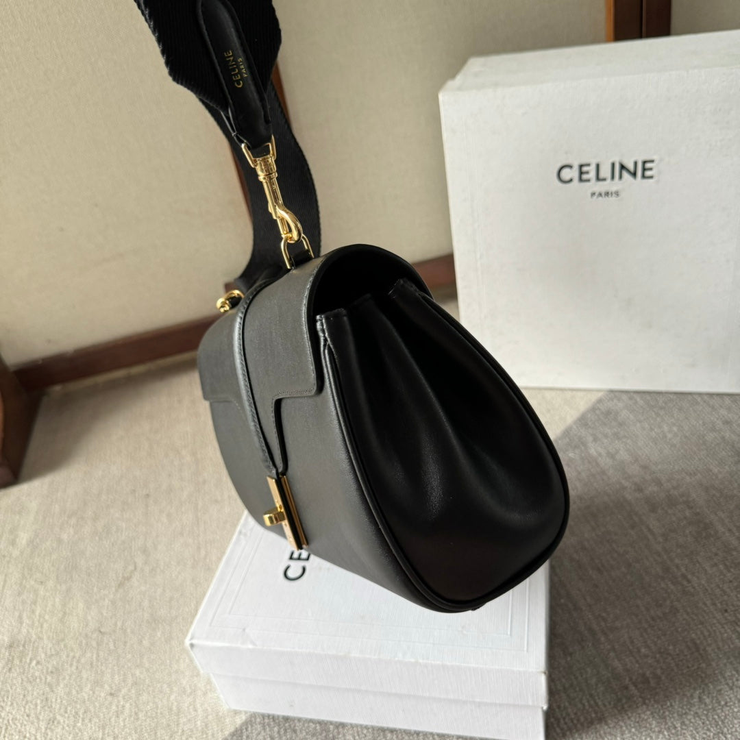 FLAP SHOULDER BAG 23 IN BLACK LAMBSKIN GOLD HARDWARE