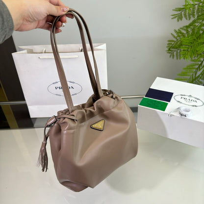DRAWSTRING BUCKET BAG 25 IN BROWN BEAR SOFT LAMBSKIN