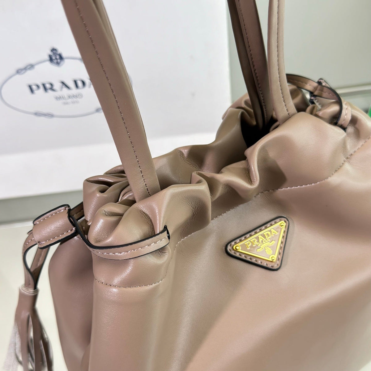 DRAWSTRING BUCKET BAG 25 IN BROWN BEAR SOFT LAMBSKIN
