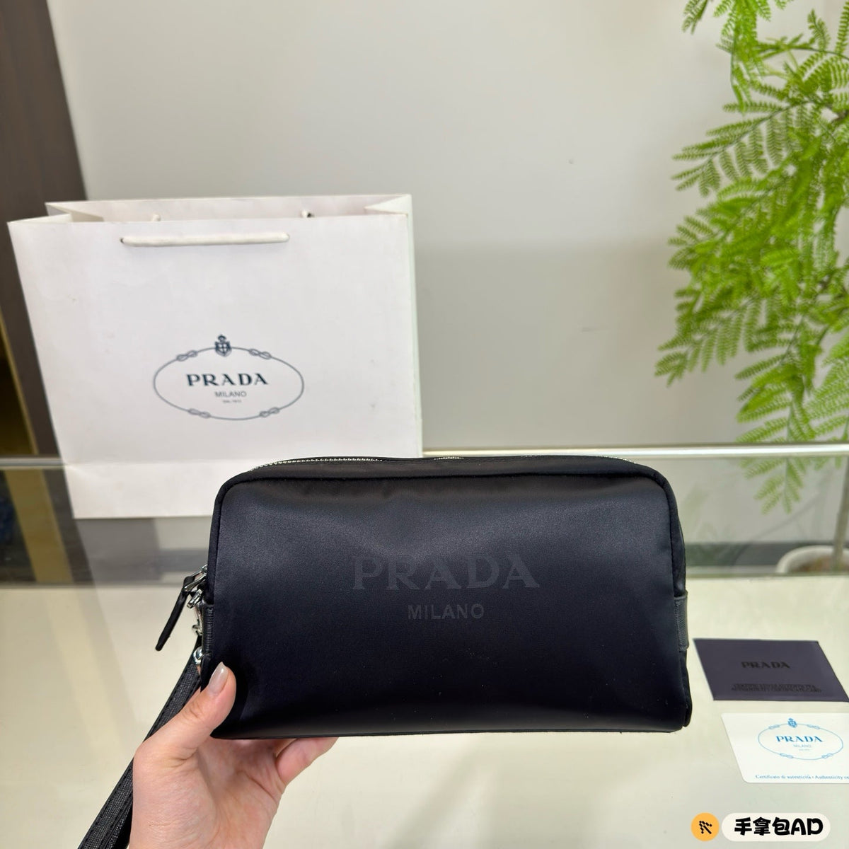 PRINTED LOGO CLUTCH 24 IN BLACK RE-NYLON