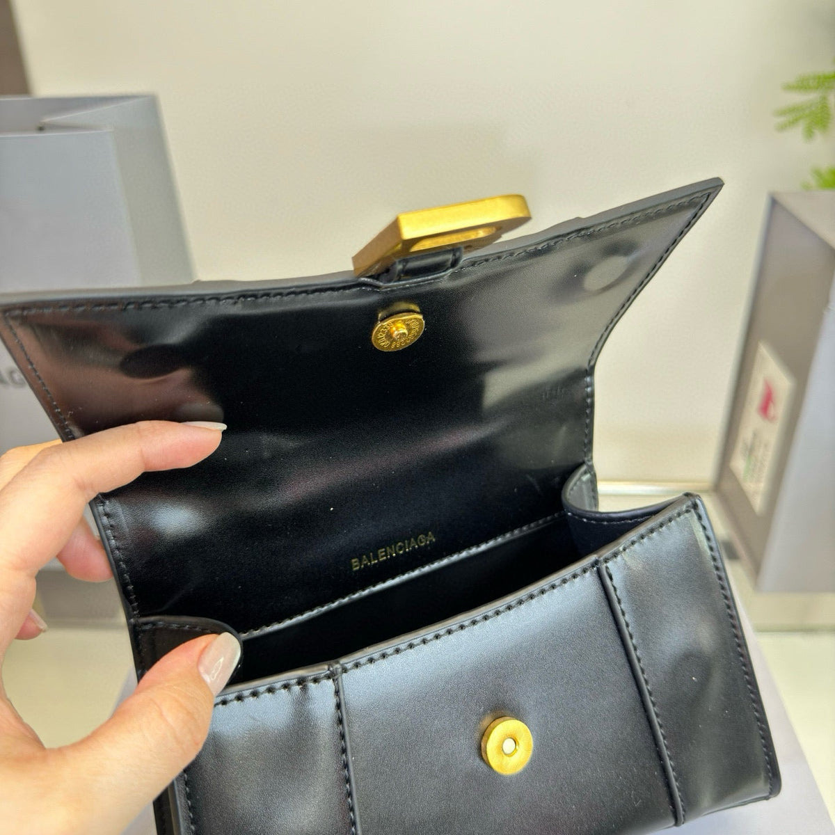 HOURGLASS HANDBAG 19 IN BLACK SHINY BOX CALFSKIN GOLD HARDWARE