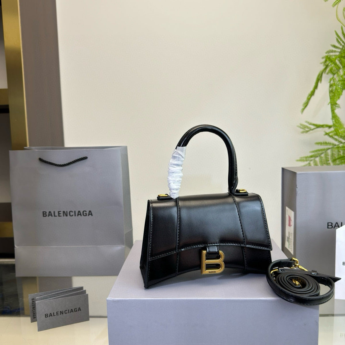 HOURGLASS HANDBAG 19 IN BLACK SHINY BOX CALFSKIN GOLD HARDWARE