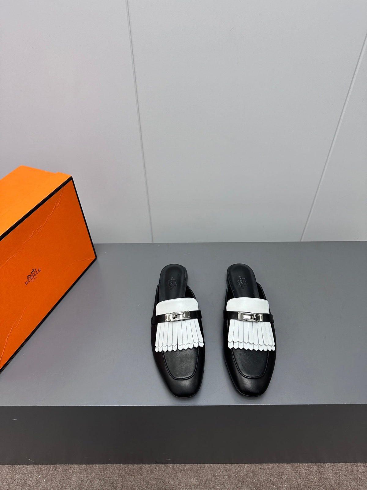 0Z MULE IN BLACK LAMBSKIN WITH WHITE FRINGE DETAIL