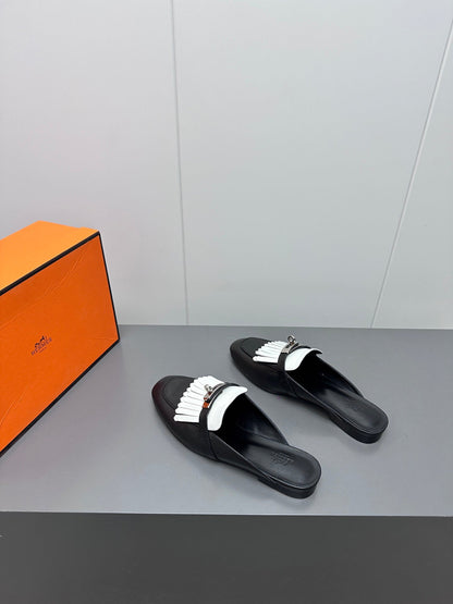 0Z MULE IN BLACK LAMBSKIN WITH WHITE FRINGE DETAIL