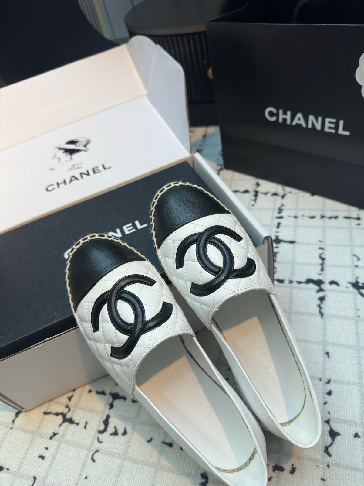 ESPADRILLES LOAFERS IN WHITE LAMBSKIN WITH BLACK LOGO