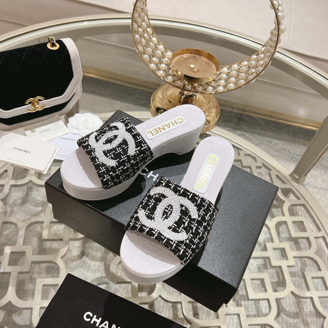 WEDGE PLATFORM IN BLACK FABRIC WITH WHITE LOGO