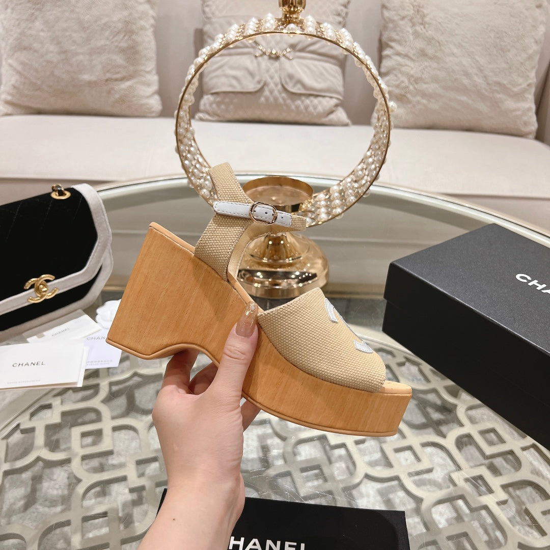 WEDGE SANDALS IN BEIGE CREAM LAMBSKIN WITH WHITE LOGO