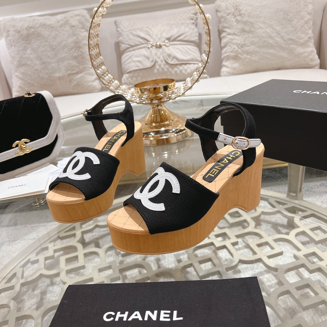 WEDGE SANDALS IN BLACK LAMBSKIN WITH WHITE LOGO
