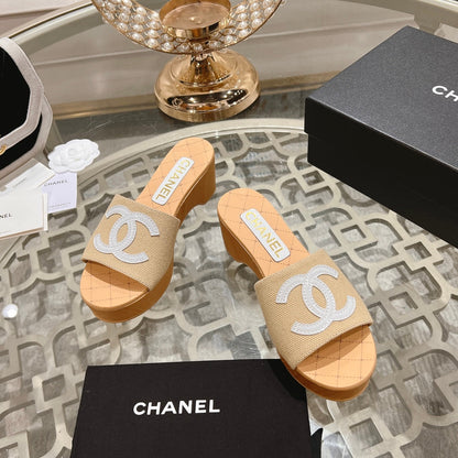 WEDGE PLATFORM IN BEIGE CREAM LAMBSKIN WITH WHITE LOGO