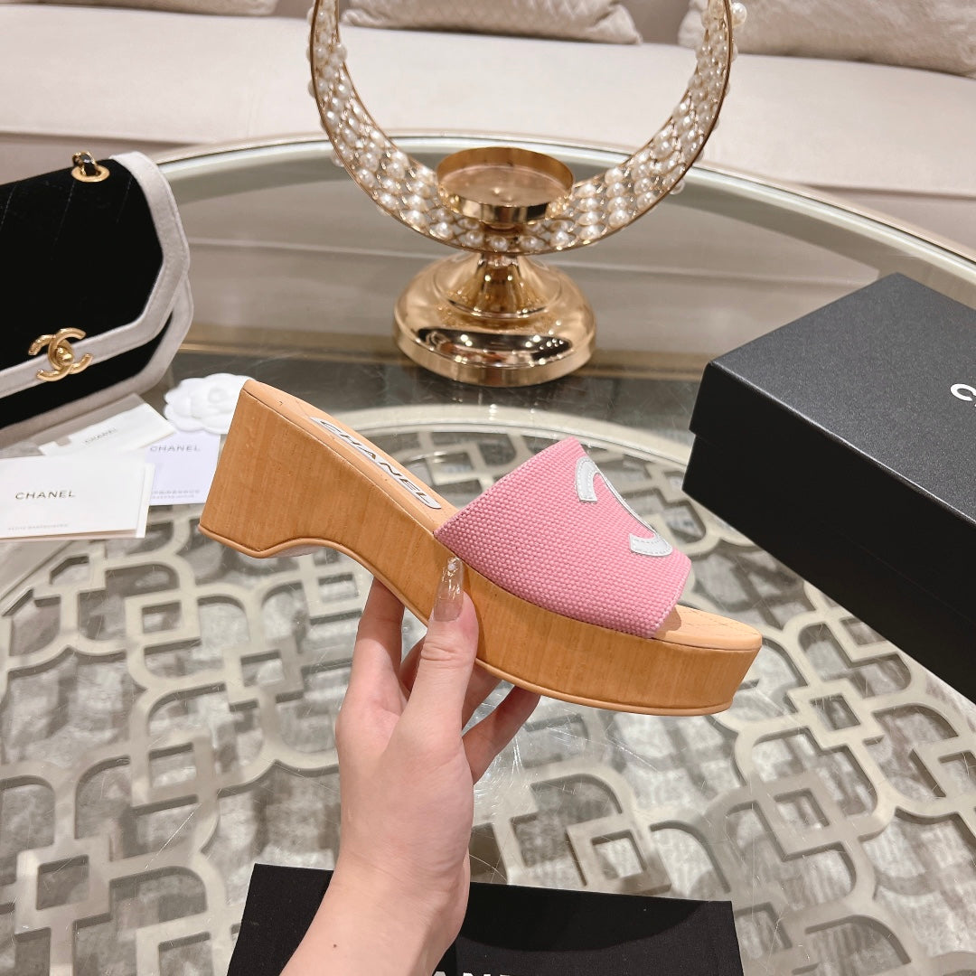 WEDGE PLATFORM IN LIGHT PINK LAMBSKIN WITH WHITE LOGO