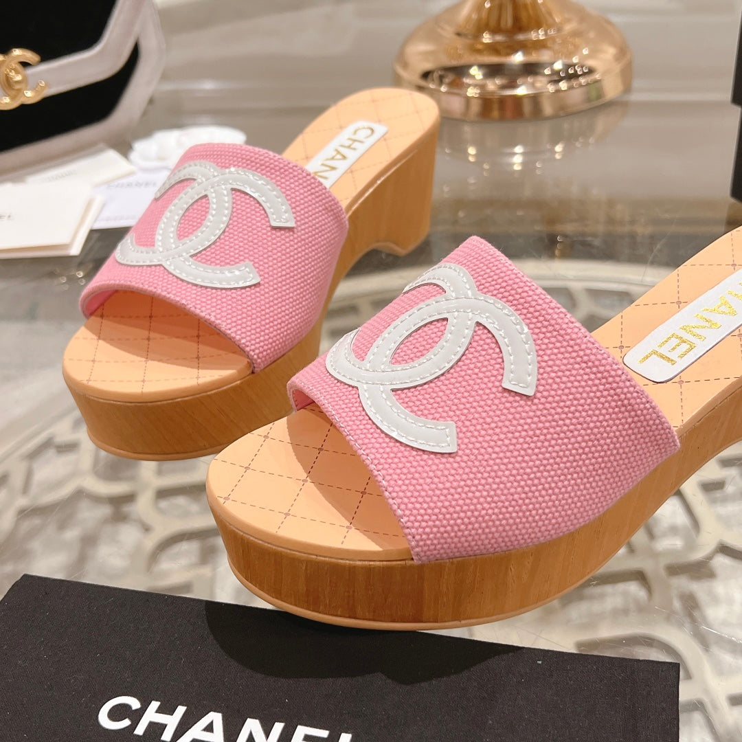 WEDGE PLATFORM IN LIGHT PINK LAMBSKIN WITH WHITE LOGO