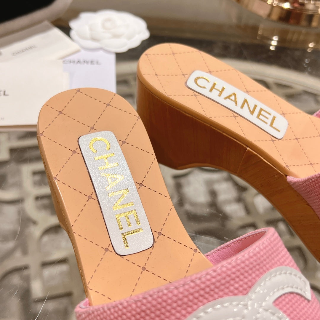 WEDGE PLATFORM IN LIGHT PINK LAMBSKIN WITH WHITE LOGO