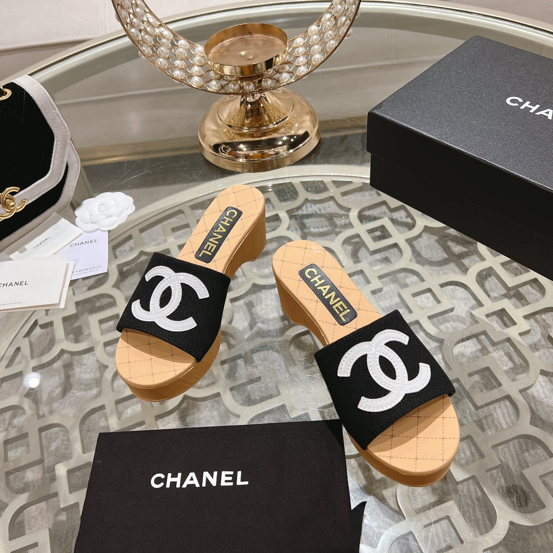 WEDGE PLATFORM IN BLACK LAMBSKIN WITH WHITE LOGO
