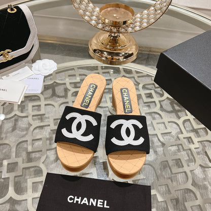WEDGE PLATFORM IN BLACK LAMBSKIN WITH WHITE LOGO