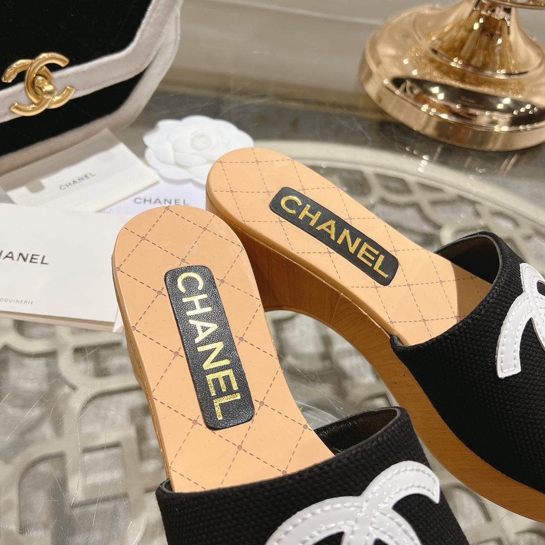 WEDGE PLATFORM IN BLACK LAMBSKIN WITH WHITE LOGO