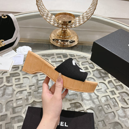 WEDGE PLATFORM IN BLACK LAMBSKIN WITH WHITE LOGO