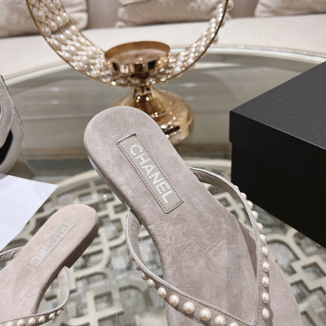 PEARL THONG SANDAL IN PALE PINK SUEDE