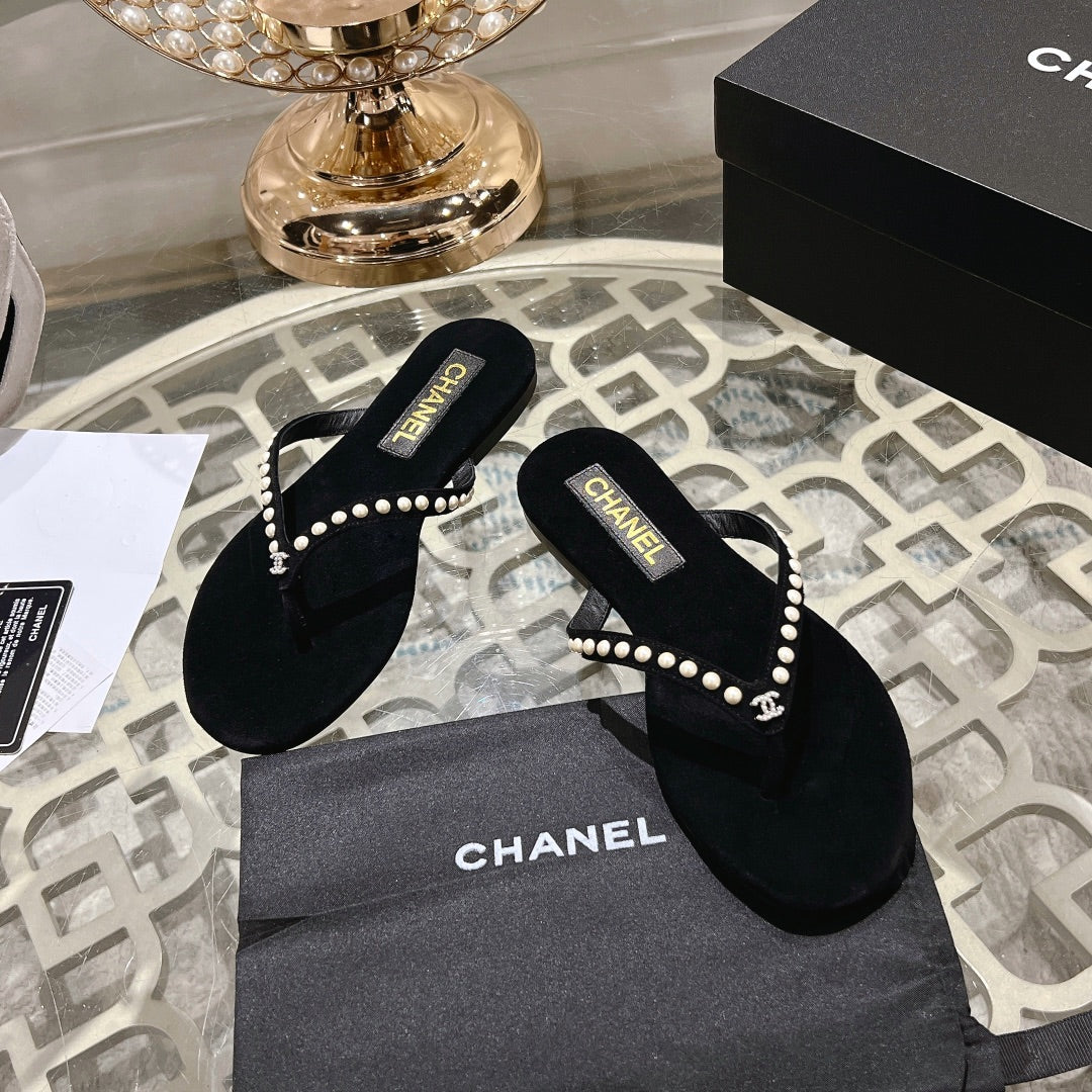 PEARL THONG SANDAL IN BLACK SUEDE