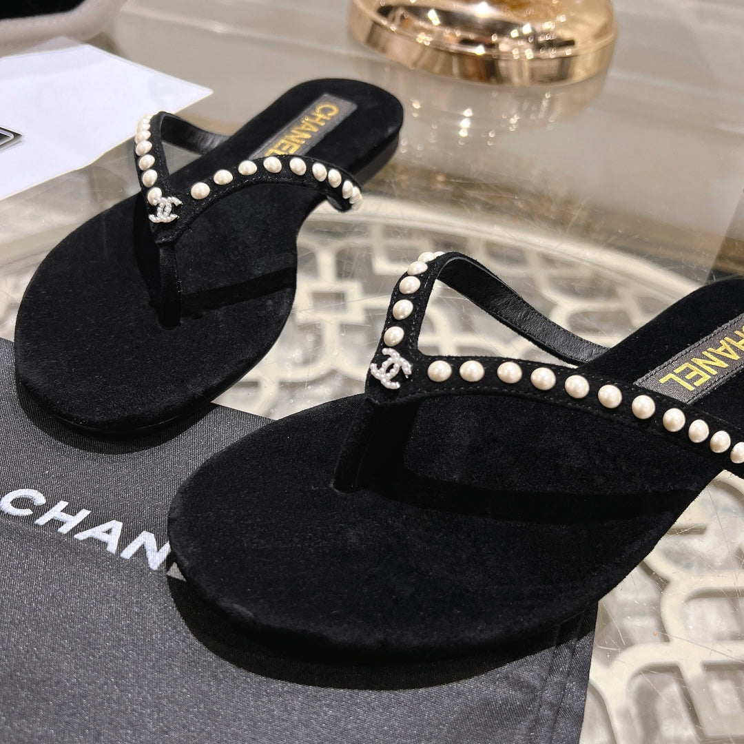 PEARL THONG SANDAL IN BLACK SUEDE
