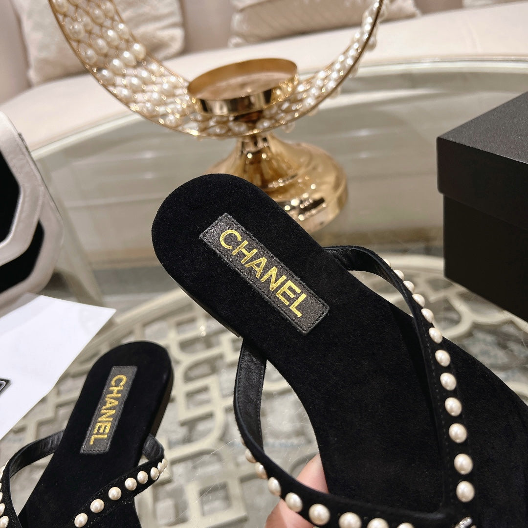 PEARL THONG SANDAL IN BLACK SUEDE