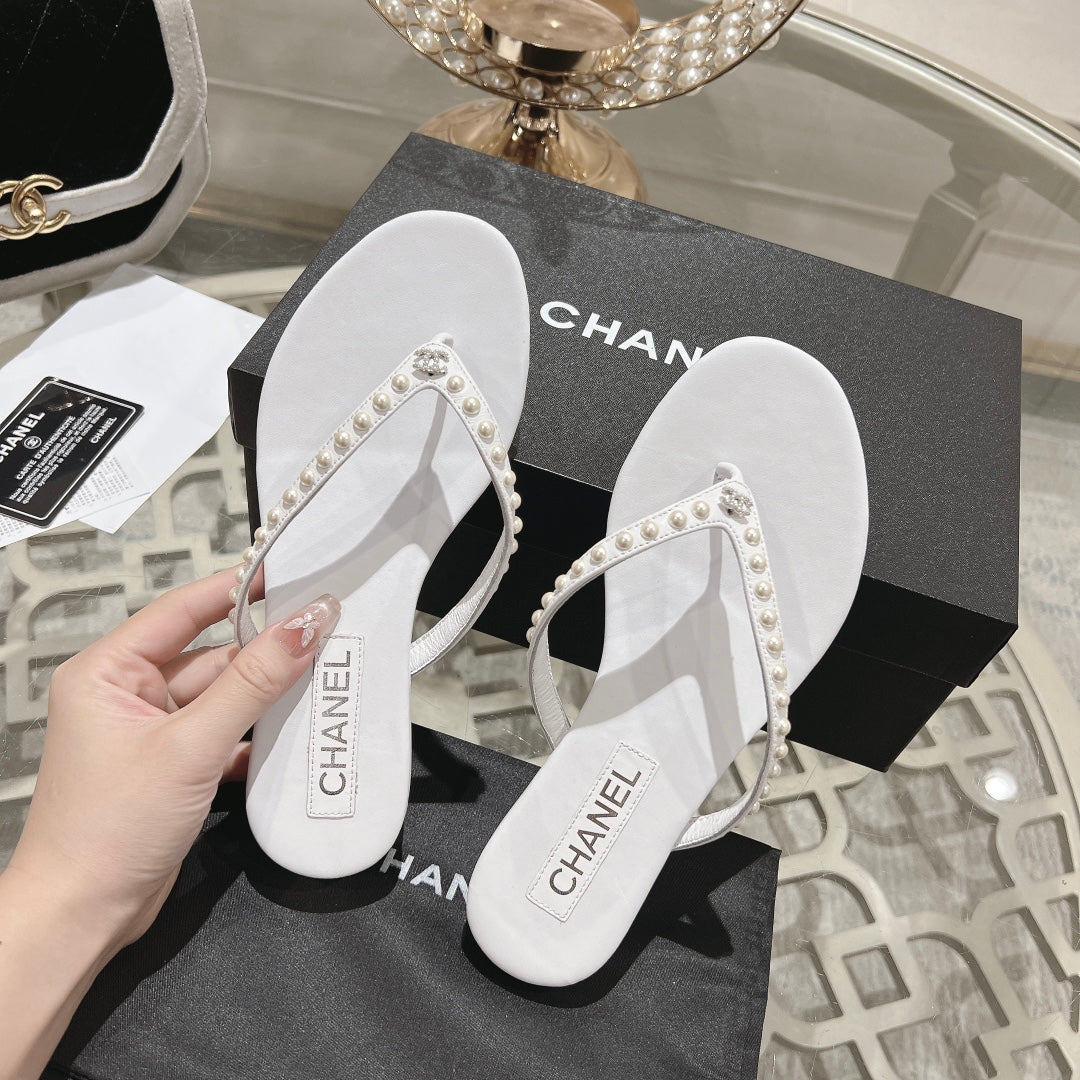 PEARL THONG SANDAL IN WHITE LAMBSKIN