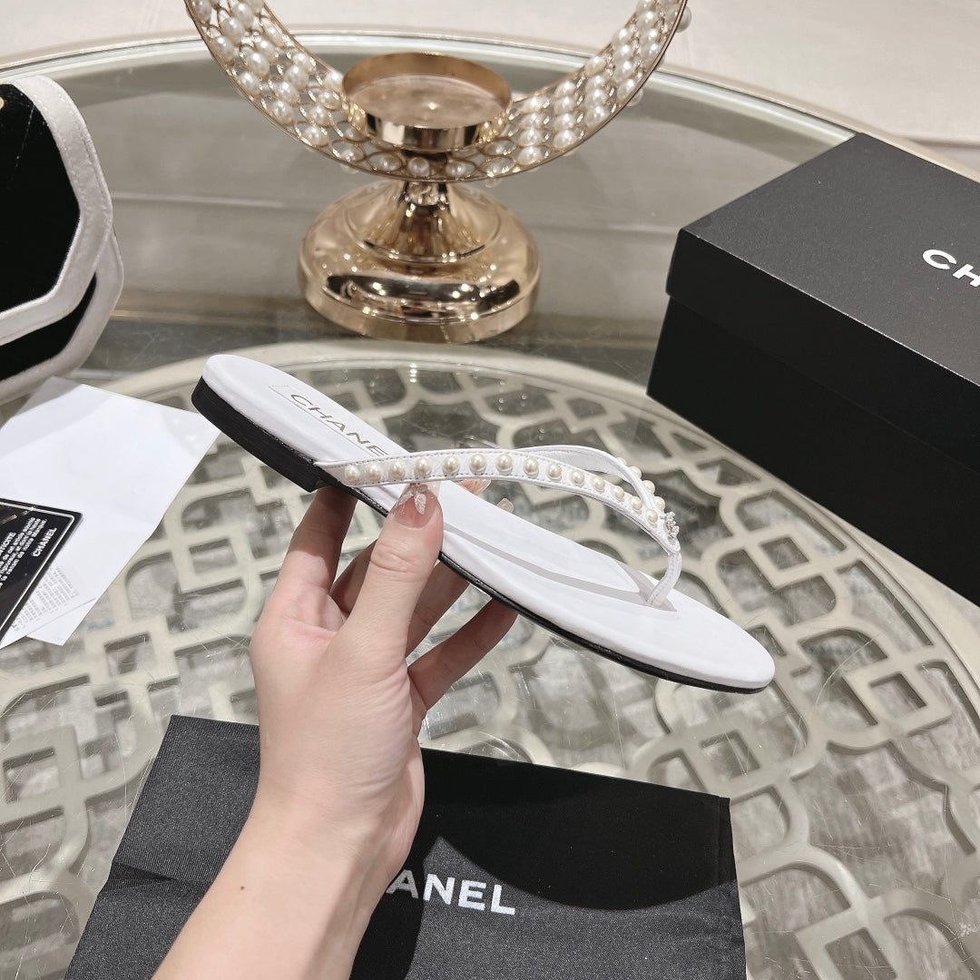 PEARL THONG SANDAL IN WHITE LAMBSKIN