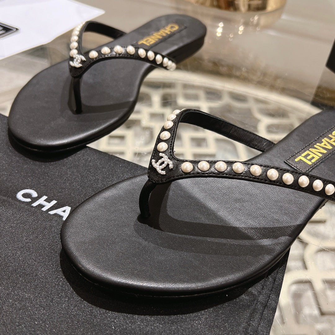 PEARL THONG SANDAL IN BLACK LAMBSKIN