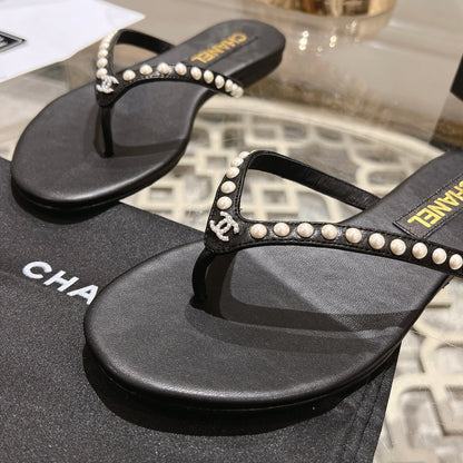 PEARL THONG SANDAL IN BLACK LAMBSKIN