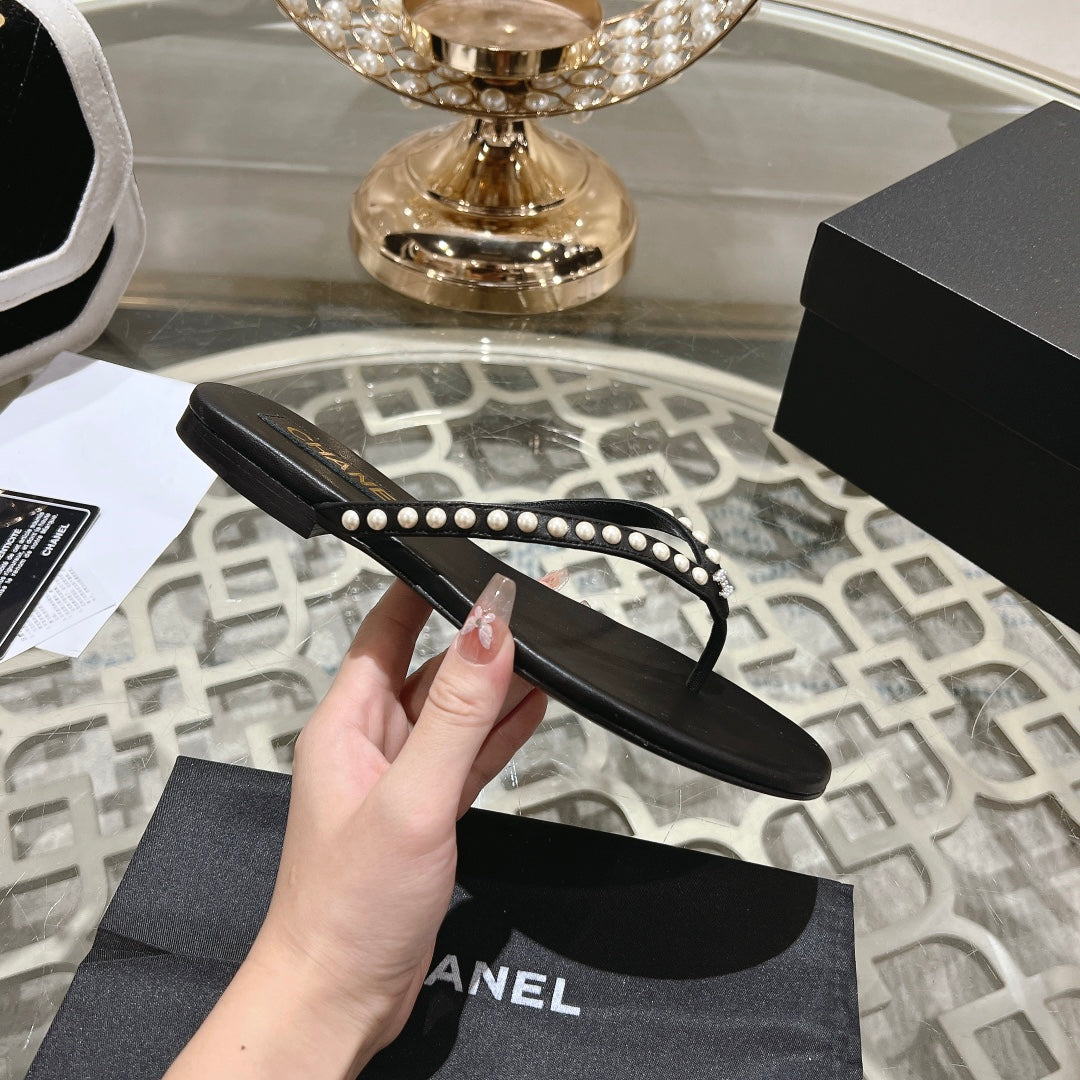 PEARL THONG SANDAL IN BLACK LAMBSKIN