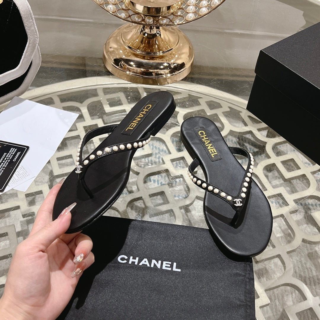 PEARL THONG SANDAL IN BLACK LAMBSKIN