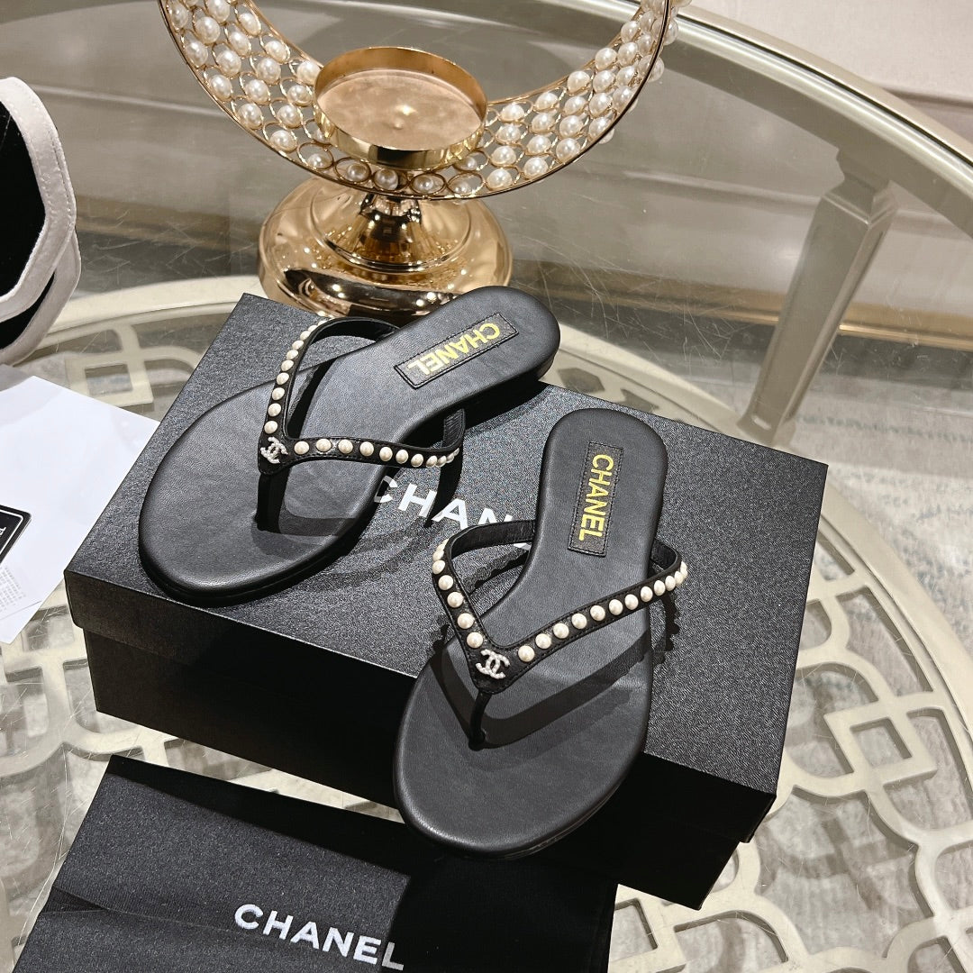 PEARL THONG SANDAL IN BLACK LAMBSKIN