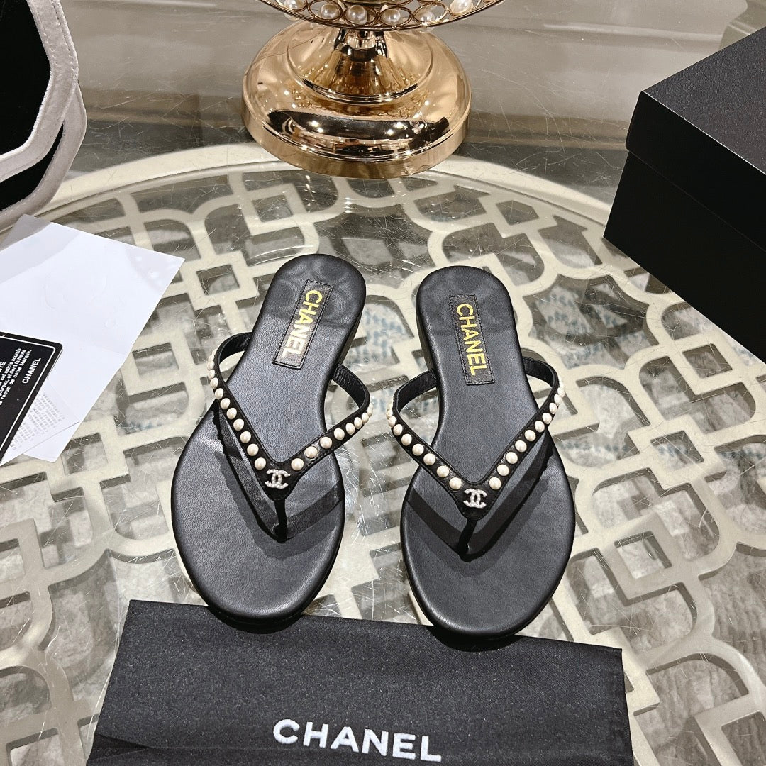 PEARL THONG SANDAL IN BLACK LAMBSKIN