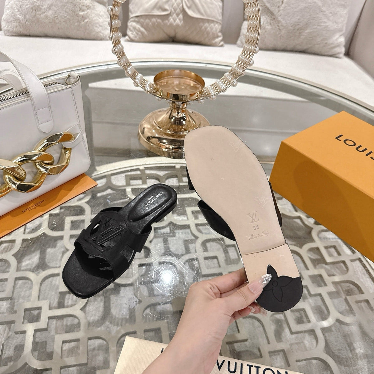 ISOLA FLAT SLIDE IN BLACK CALFSKIN