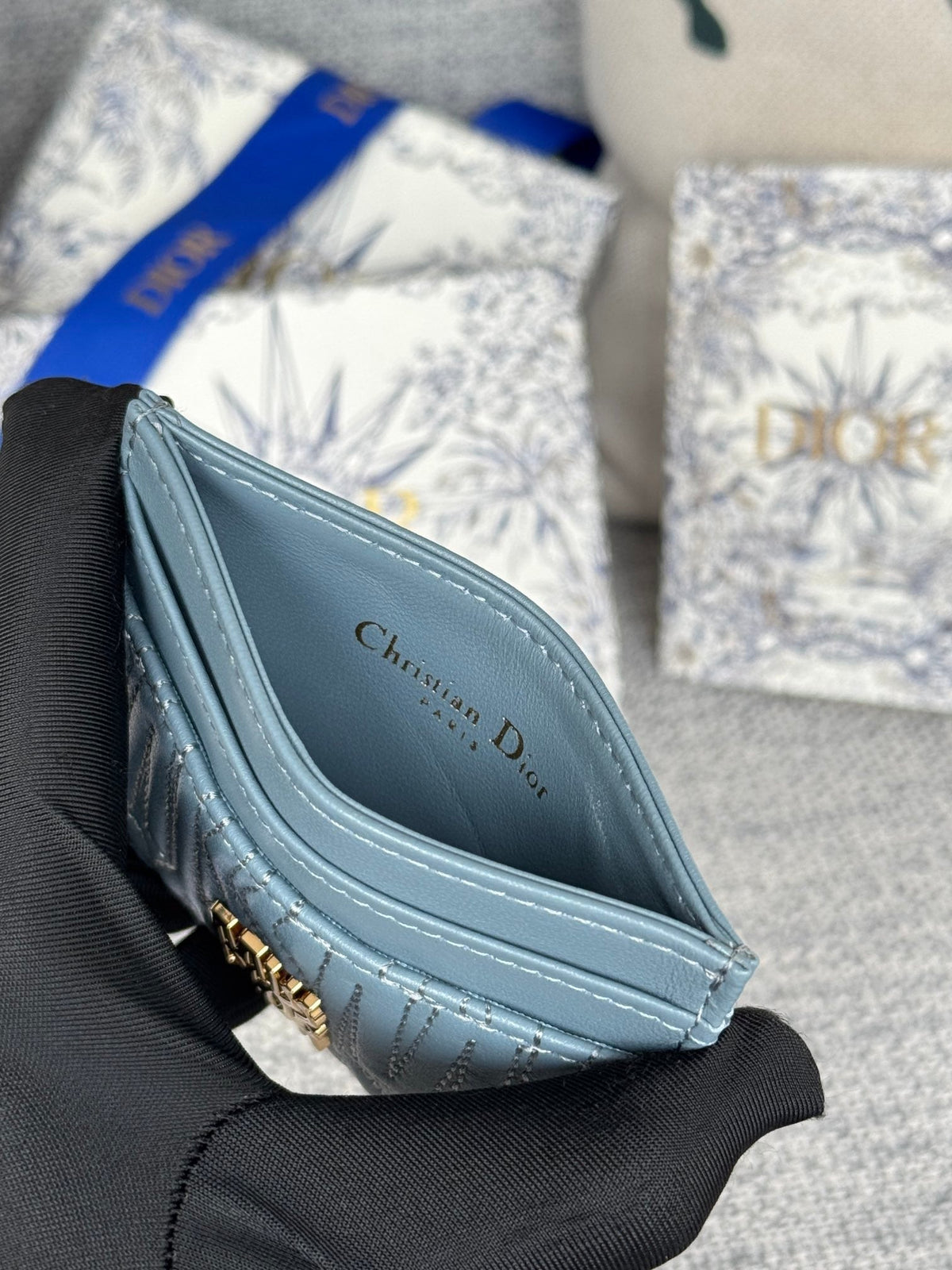 FREESIA CARD HOLDER 10 IN BABY BLUE QUILTED ALLOVER CALFSKIN