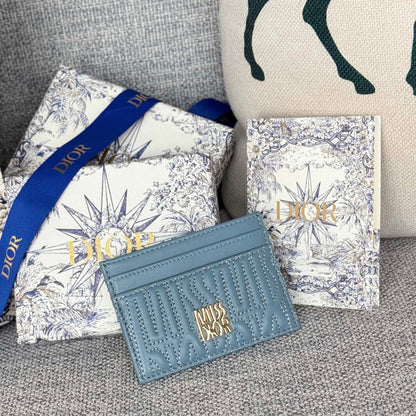 FREESIA CARD HOLDER 10 IN BABY BLUE QUILTED ALLOVER CALFSKIN